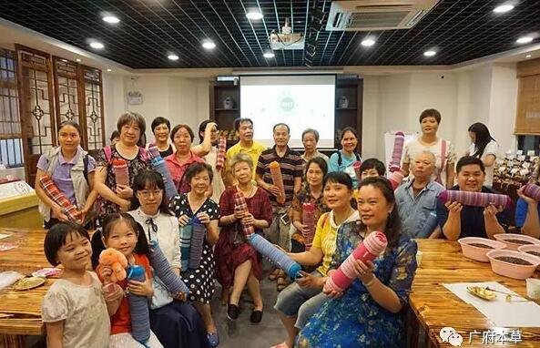 社区居民学习制作养心颈椎枕