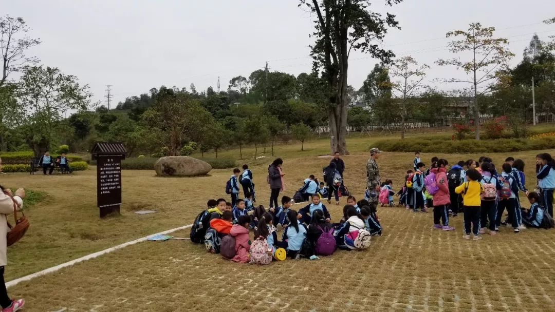 随后同学们进行队伍休整