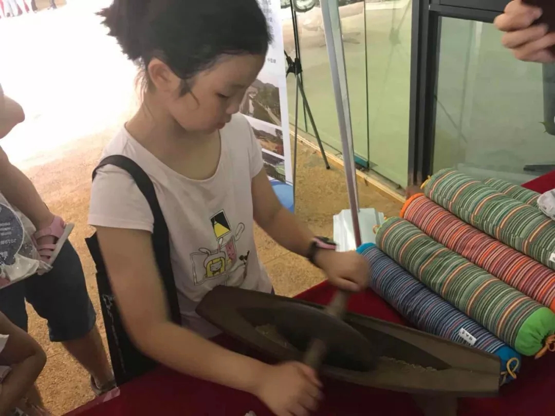 小朋友们认识中医用具，体验养生香囊的制作 